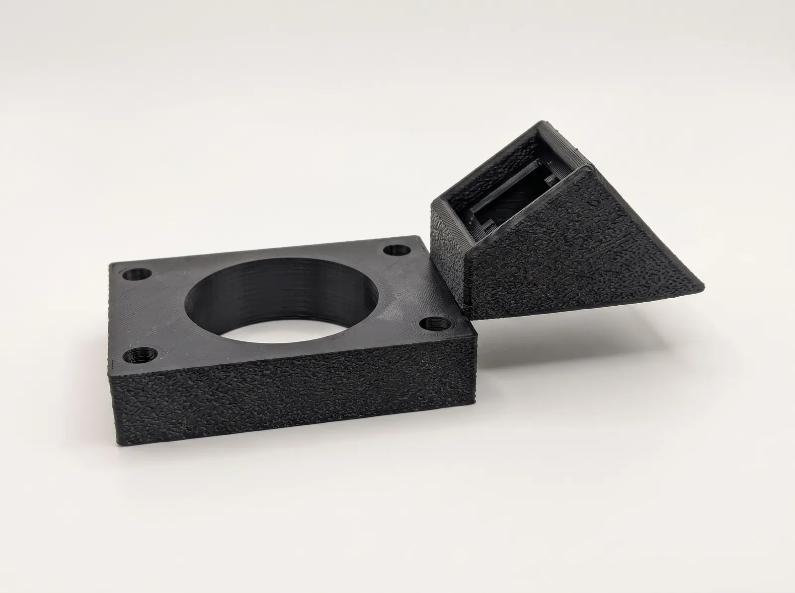 Base de quick shift para Peugeot 106 y Citroën Saxo sobre fondo claro: la placa con el paso de la palanca y, detrás, la cuña de los mandos