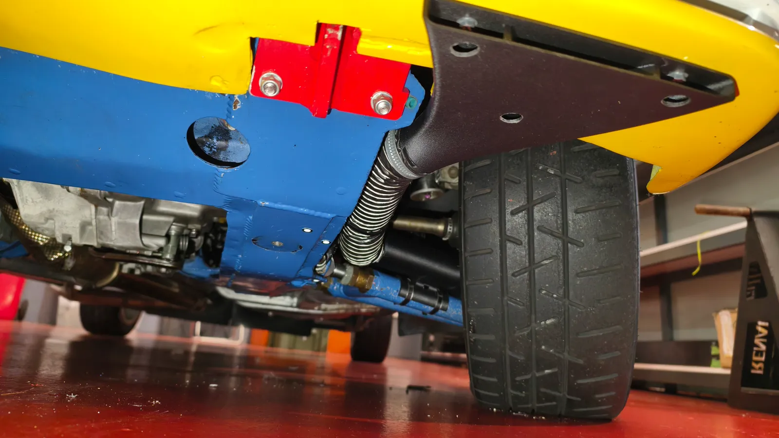Conducto de frenos instalado en los bajos del Renault 11 Turbo, junto al subchasis