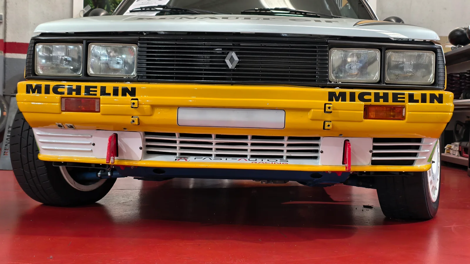 Frontal del Renault 11 Turbo con decoración clásica de rallye en el taller