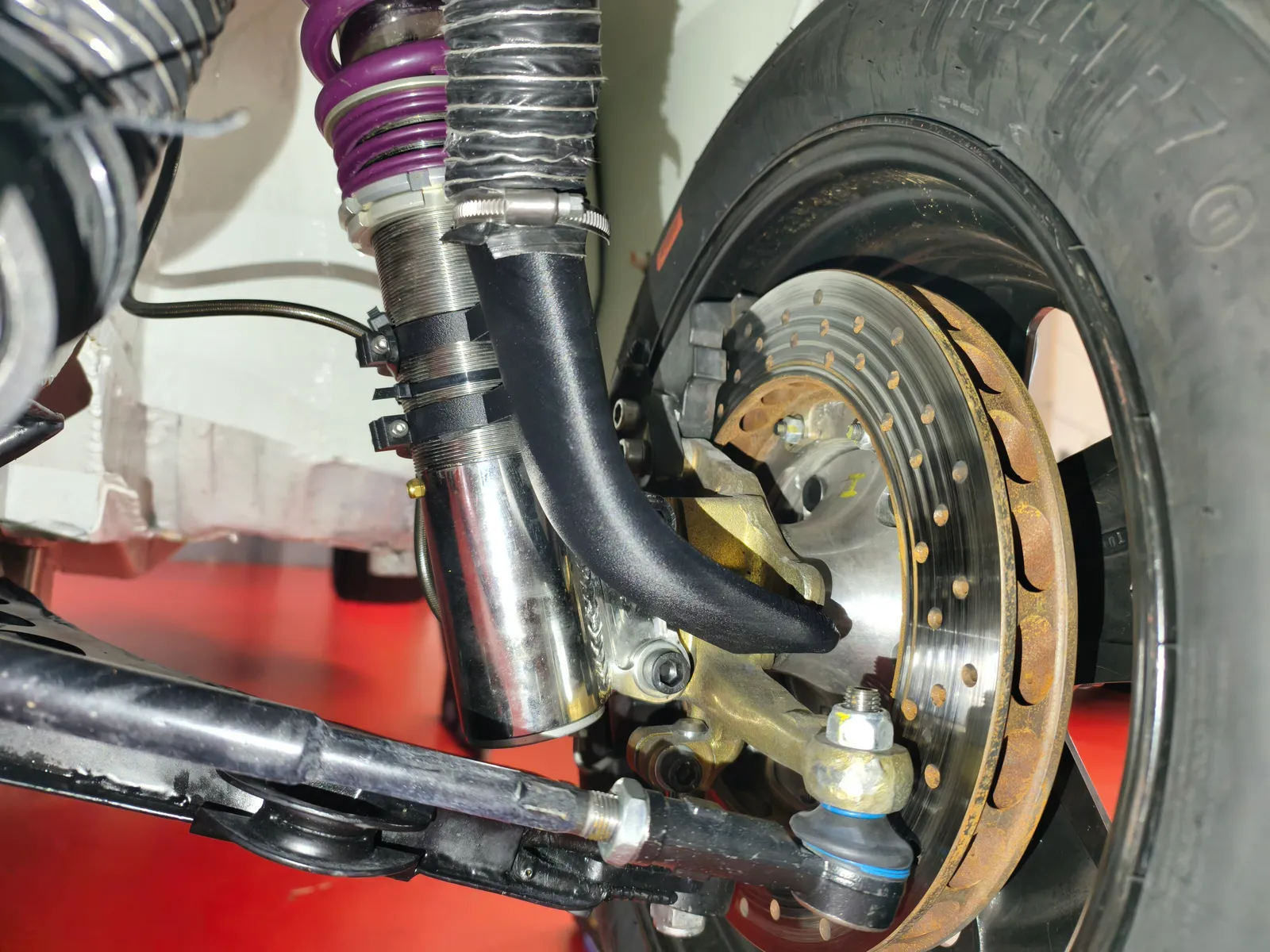 Canalizador de freno fijado con abrazaderas al vástago del amortiguador del Porsche 924
