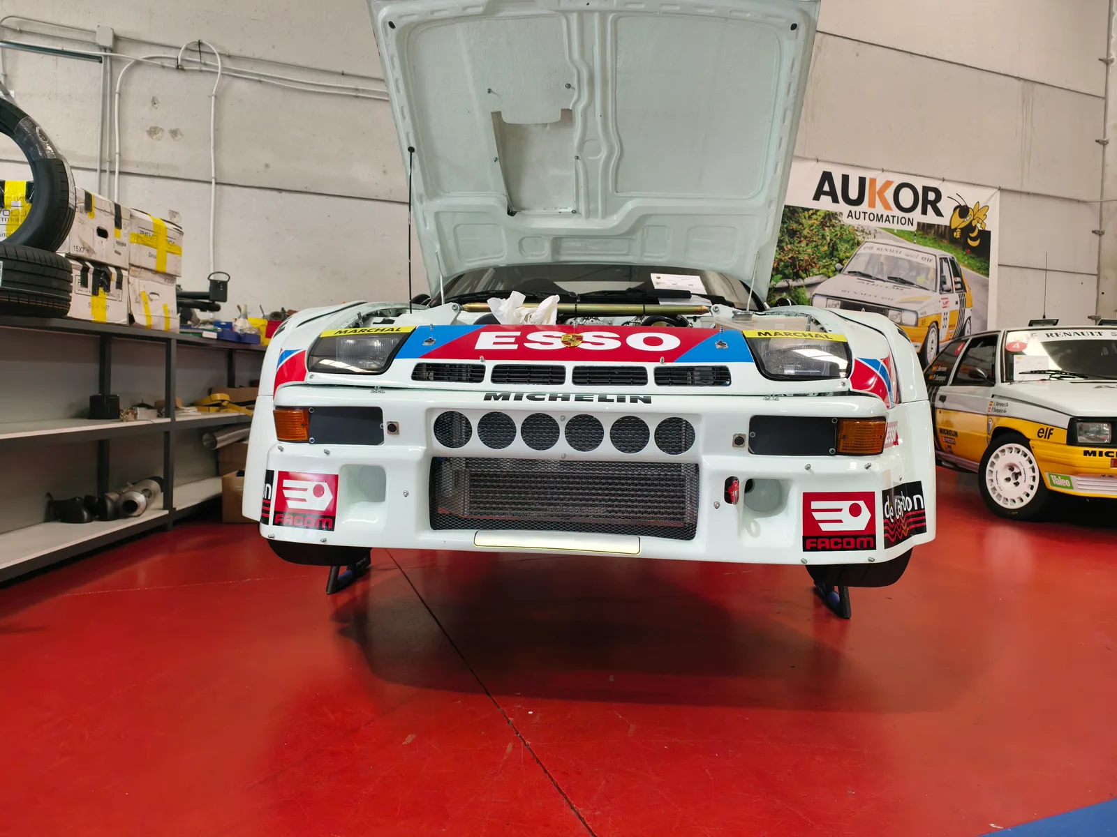 Frontal del Porsche 924 de competición con el capó abierto