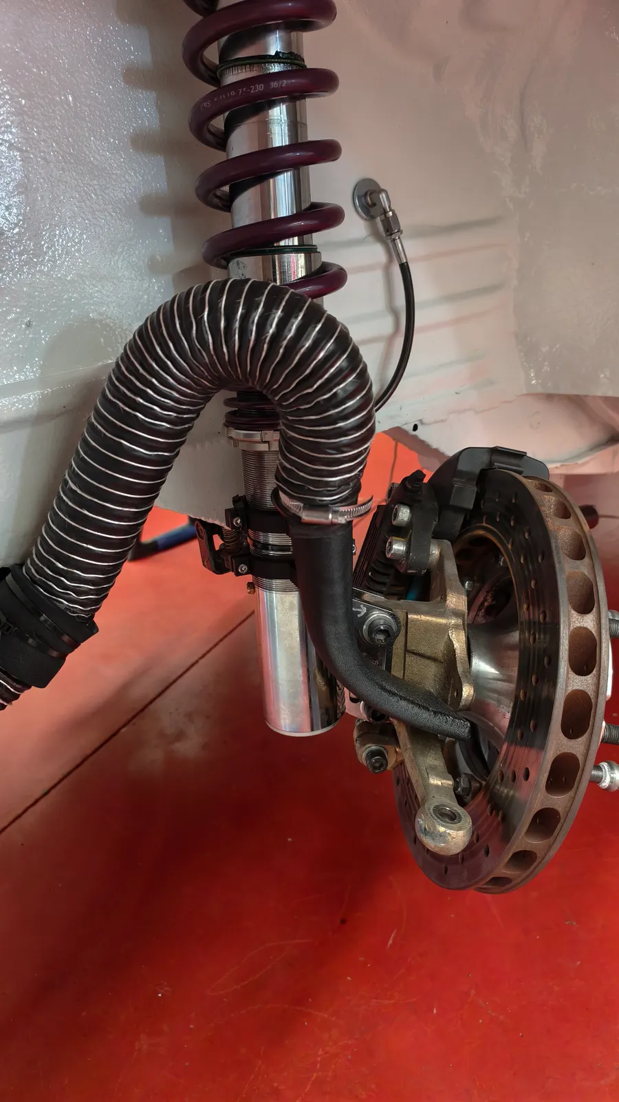 Conjunto de suspensión y freno del Porsche 924 con el conducto de refrigeración impreso en 3D montado