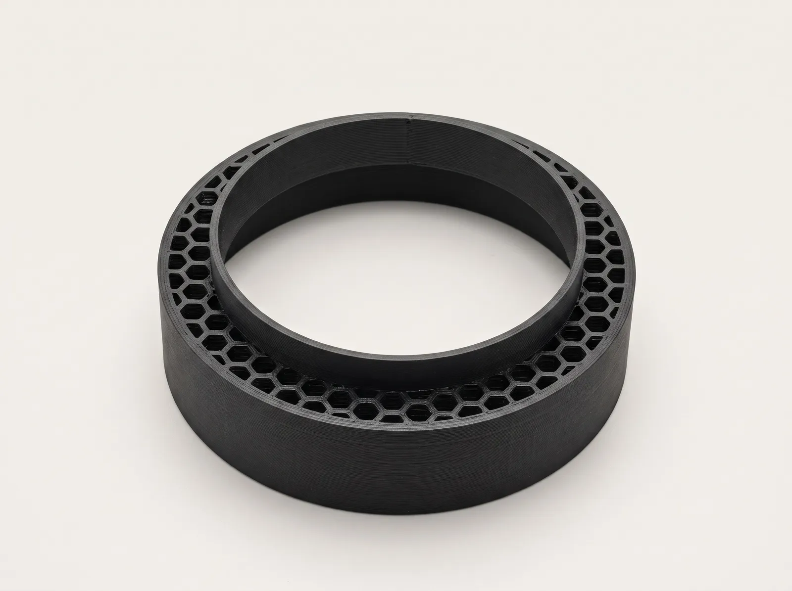 Aro portamanómetro de 63 mm para Seat Ibiza 6L sobre fondo claro, con la celosía de panal en la pared exterior