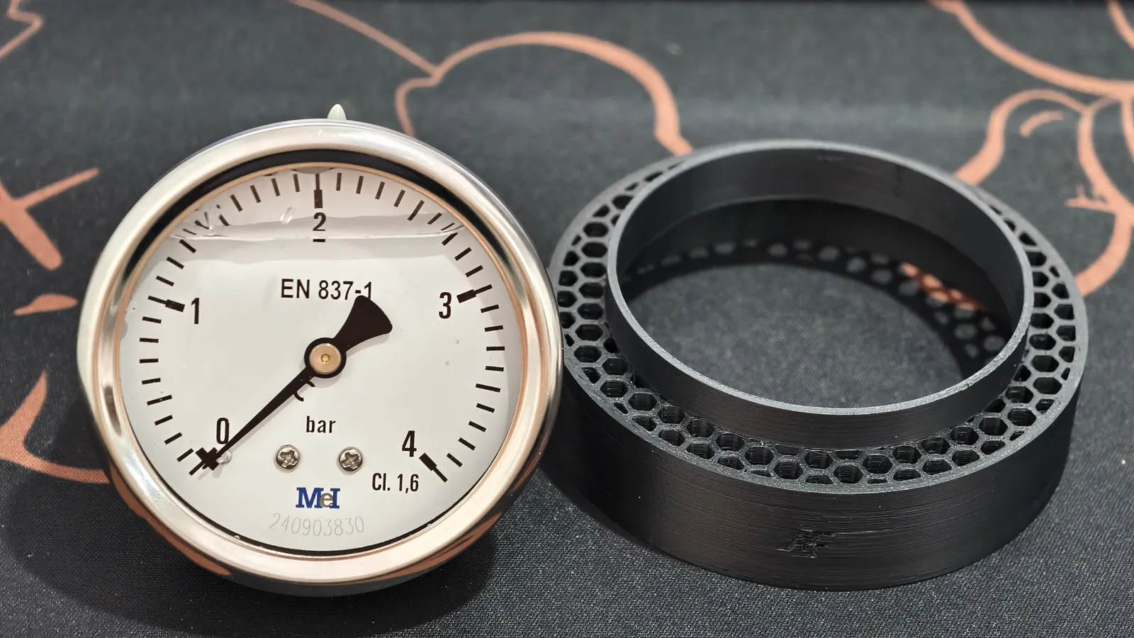 El aro junto a un manómetro de glicerina de 63 mm, para ver la proporción entre los dos