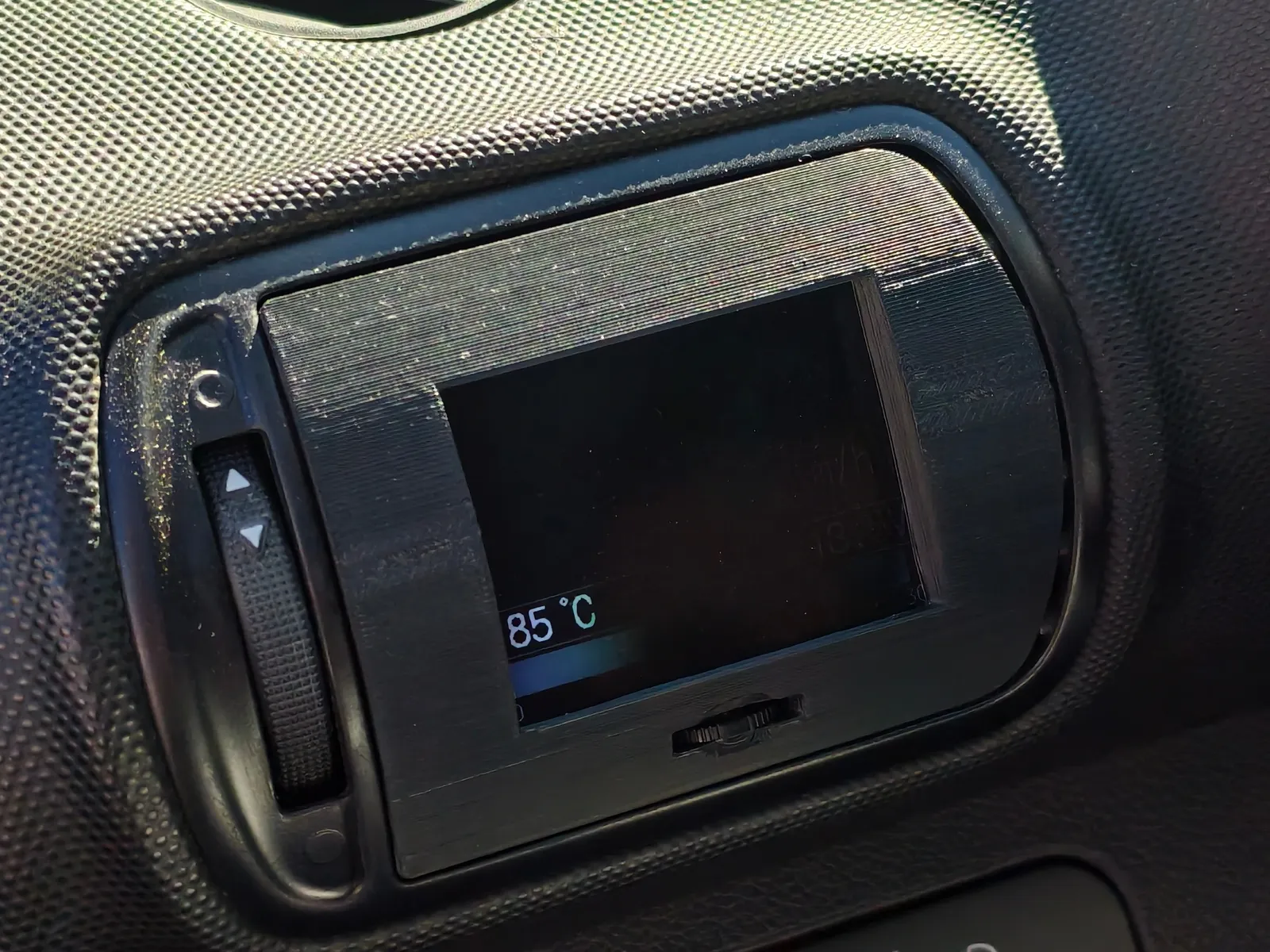 Soporte de pantalla OBD2 montado en la rejilla de ventilación de un Seat León 1M, con la pantalla encendida marcando 85 °C