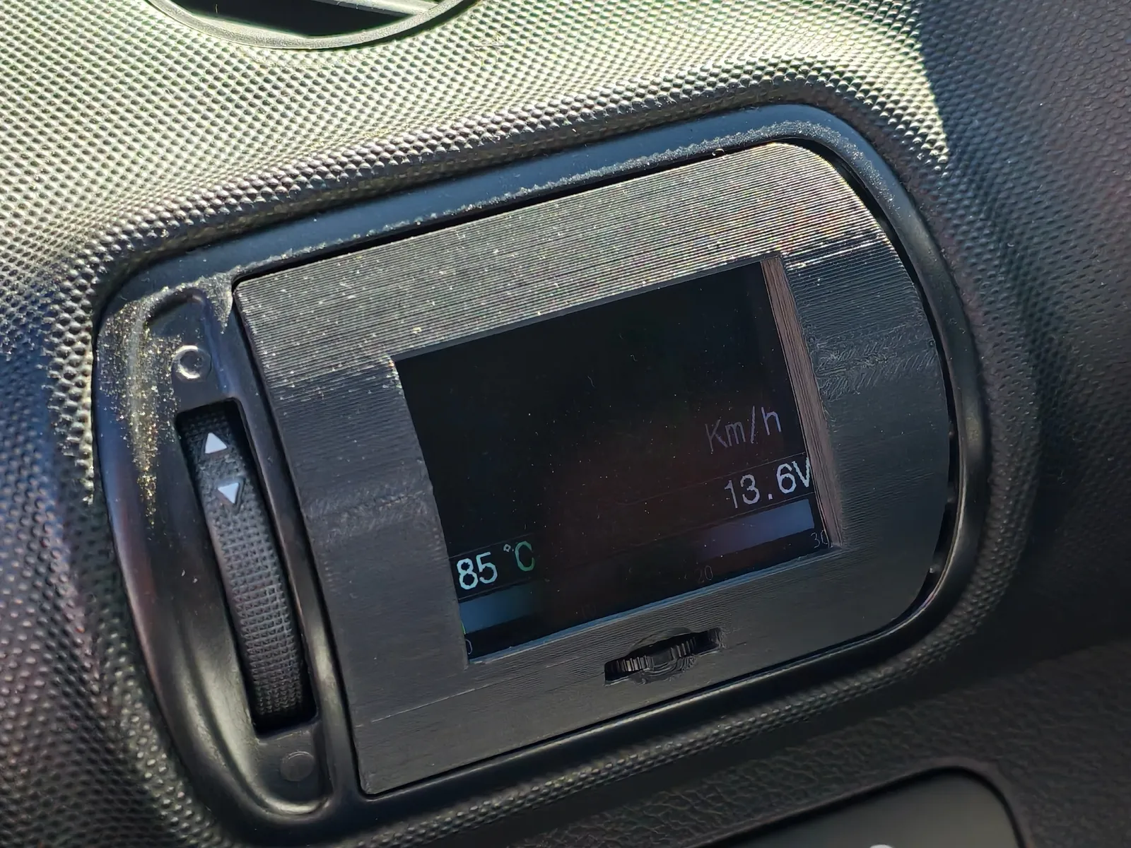 El mismo soporte visto de lado, con la pantalla mostrando velocidad y tensión de batería