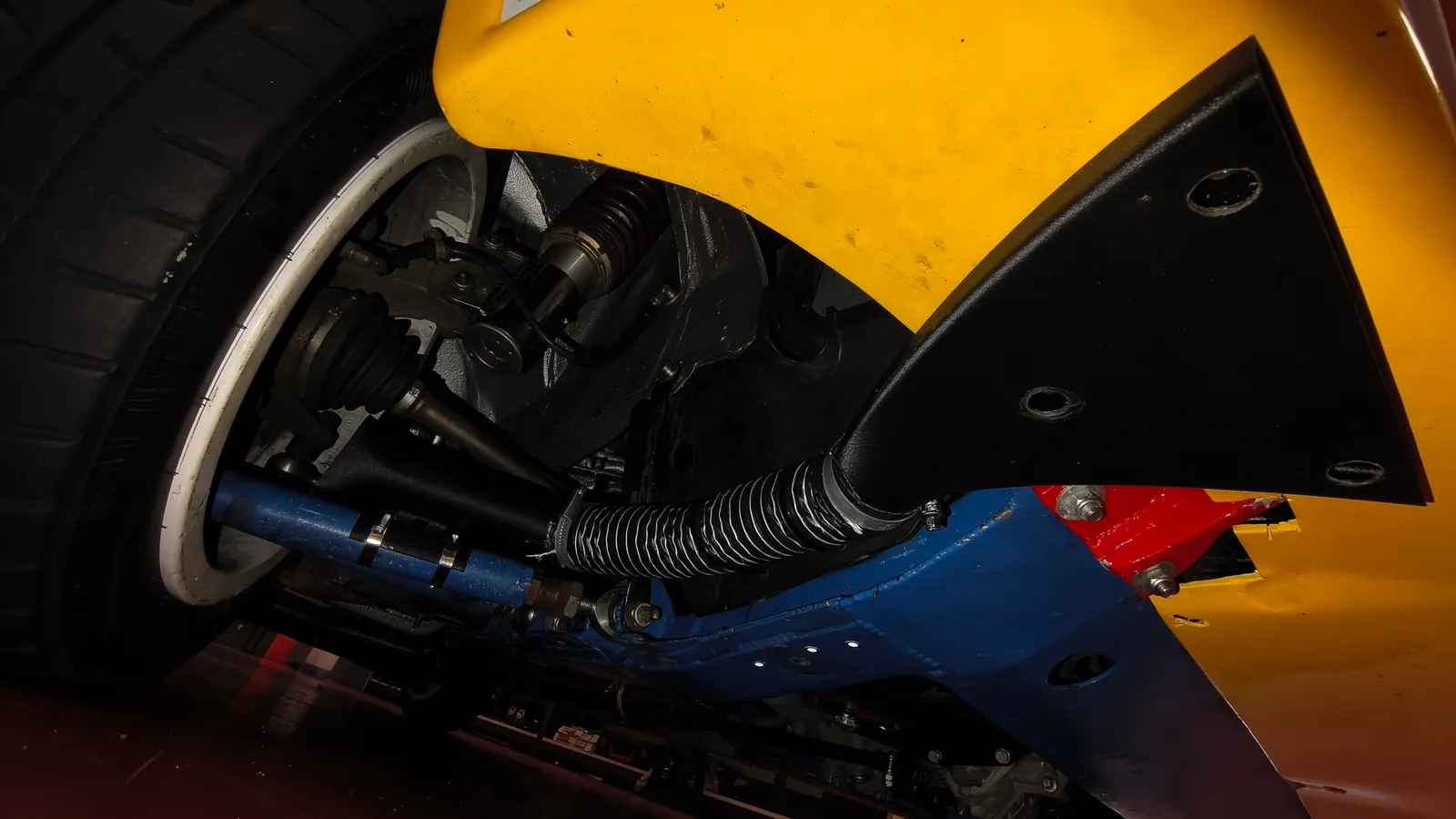Conducto de refrigeración de frenos impreso en 3D a medida, montado tras el paragolpes del Renault 11 Turbo junto a la rueda y el subchasis